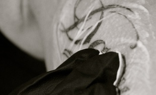 Homme ou femme, il est primordial d'adopter une routine quotidienne quant au crémage du tatouage